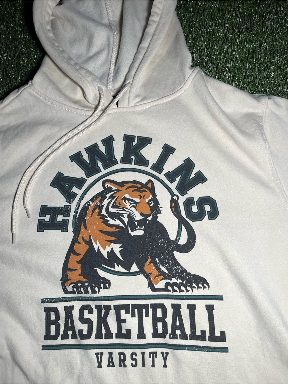 Stranger Things Hawkins Varsity Basketball Hoodie Men’s Large Cream Sweatshirt